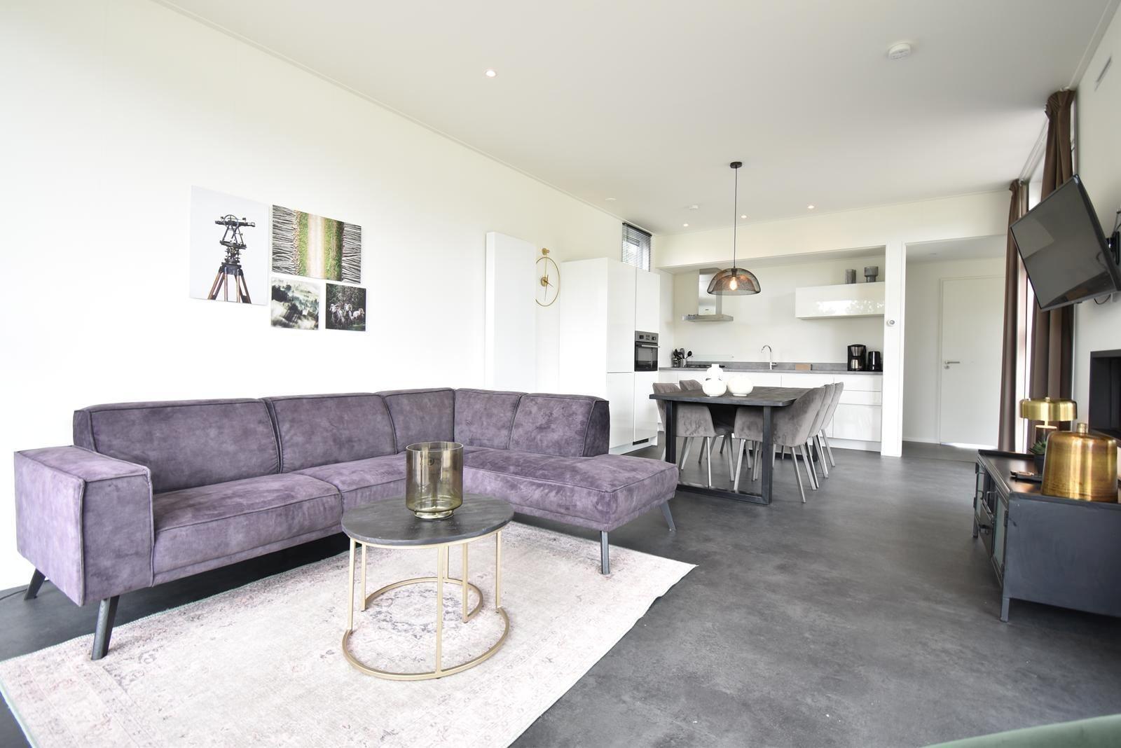 ferienhaus-kaufen-biddinghuizen-modernes-wohnzimmer-2025.webp10