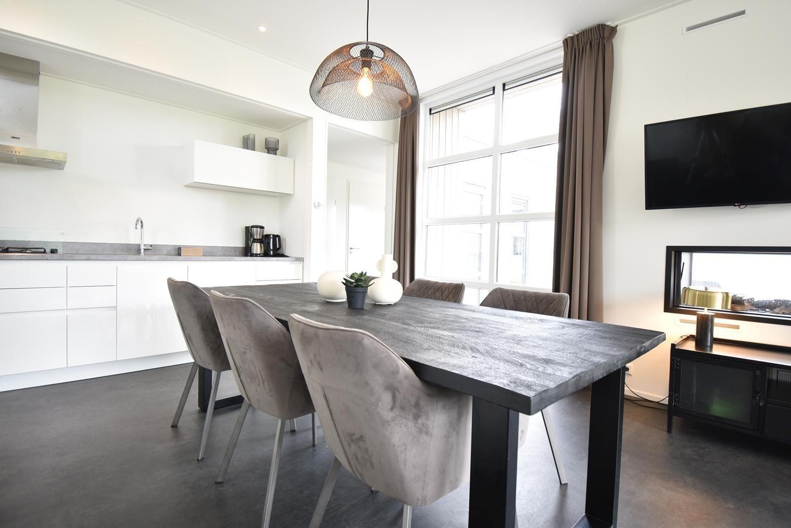 ferienhaus-kaufen-biddinghuizen-modernes-wohnzimmer-2025.webp13