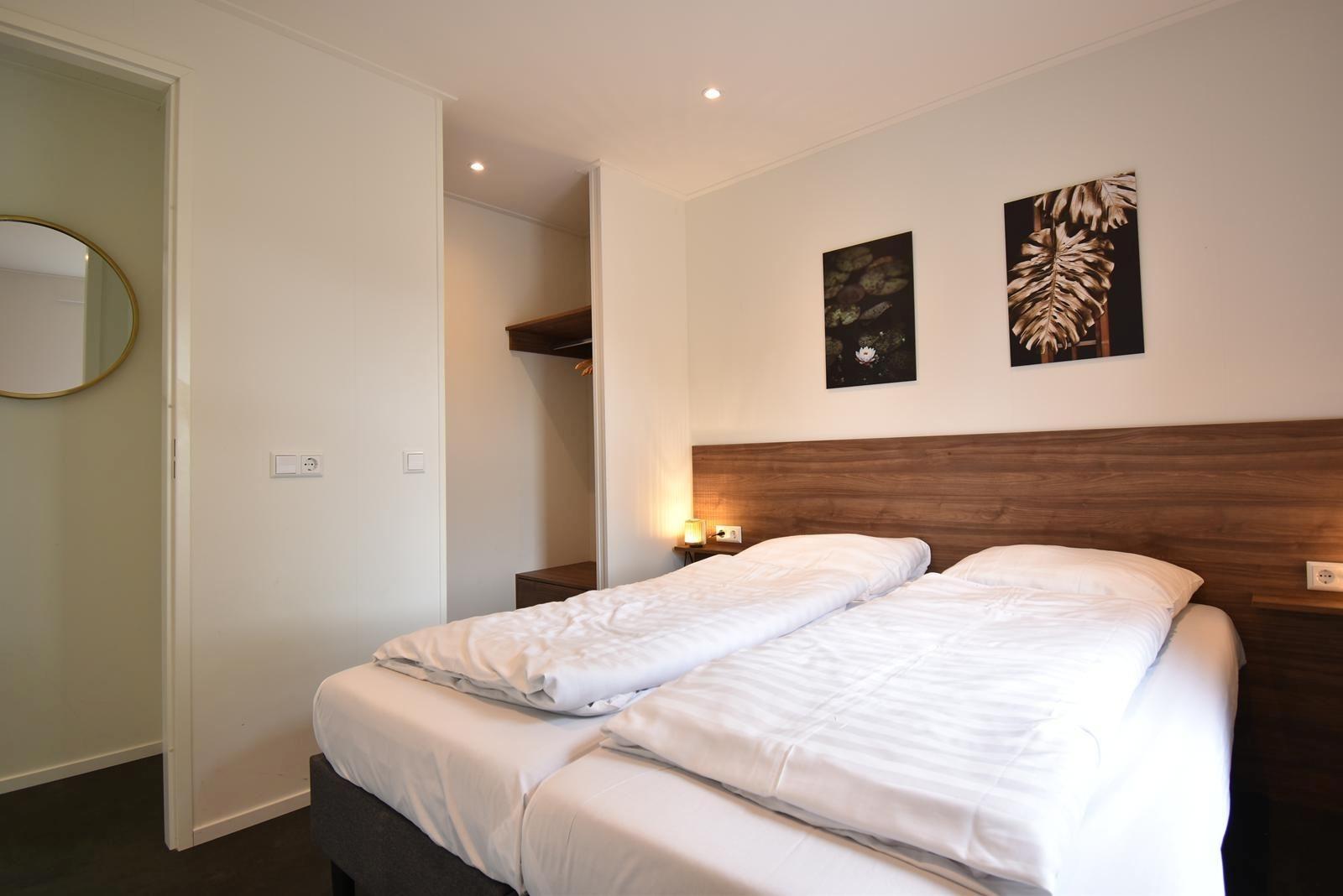 ferienhaus-kaufen-biddinghuizen-hauptschlafzimmer-2025.webp02