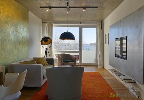 Wohnzimmer mit Wand-TV