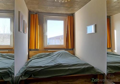 breites Bett im Schlafzimmer