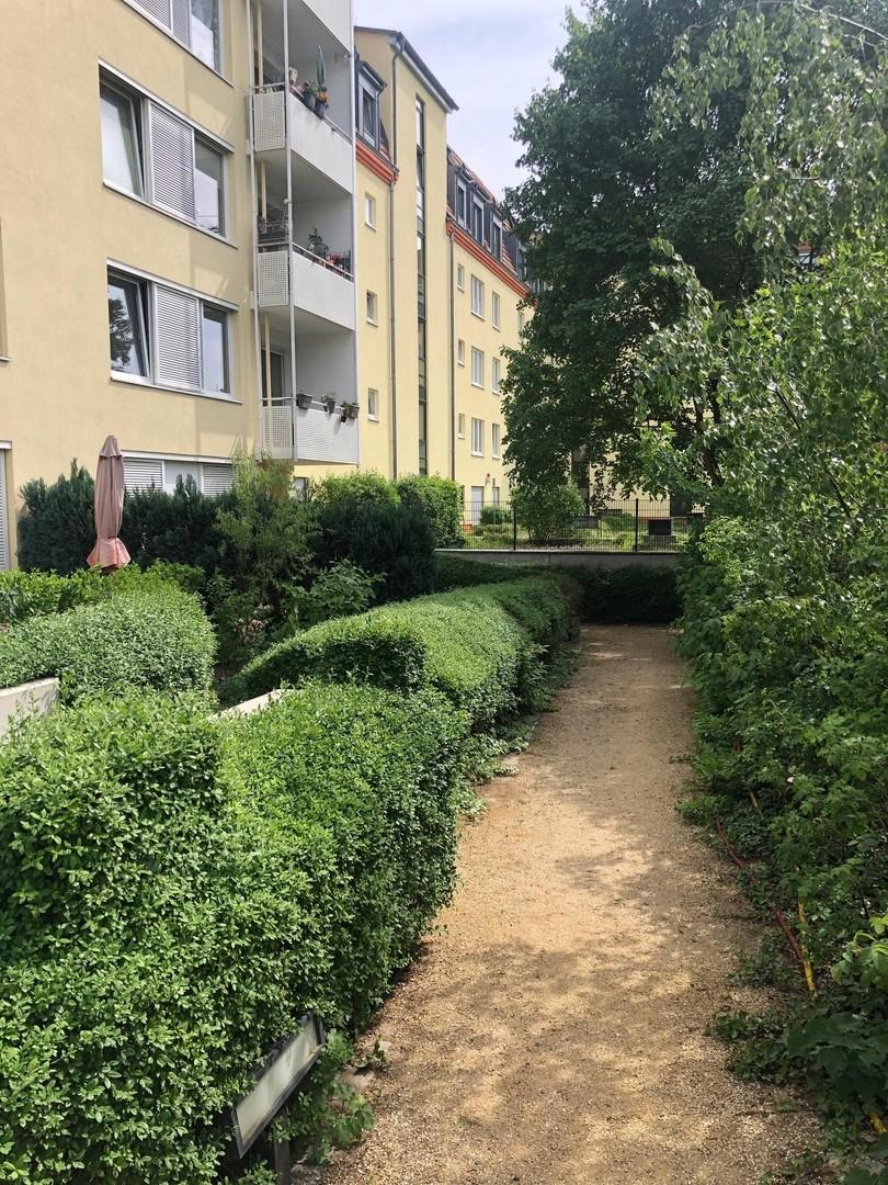 Innenhof mit Gartenbereichen