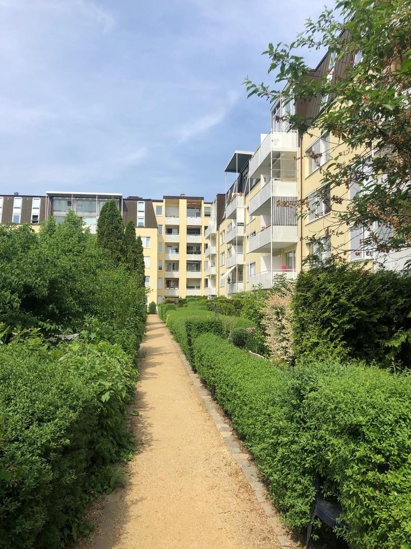 Innenhof mit Gartenbereichen