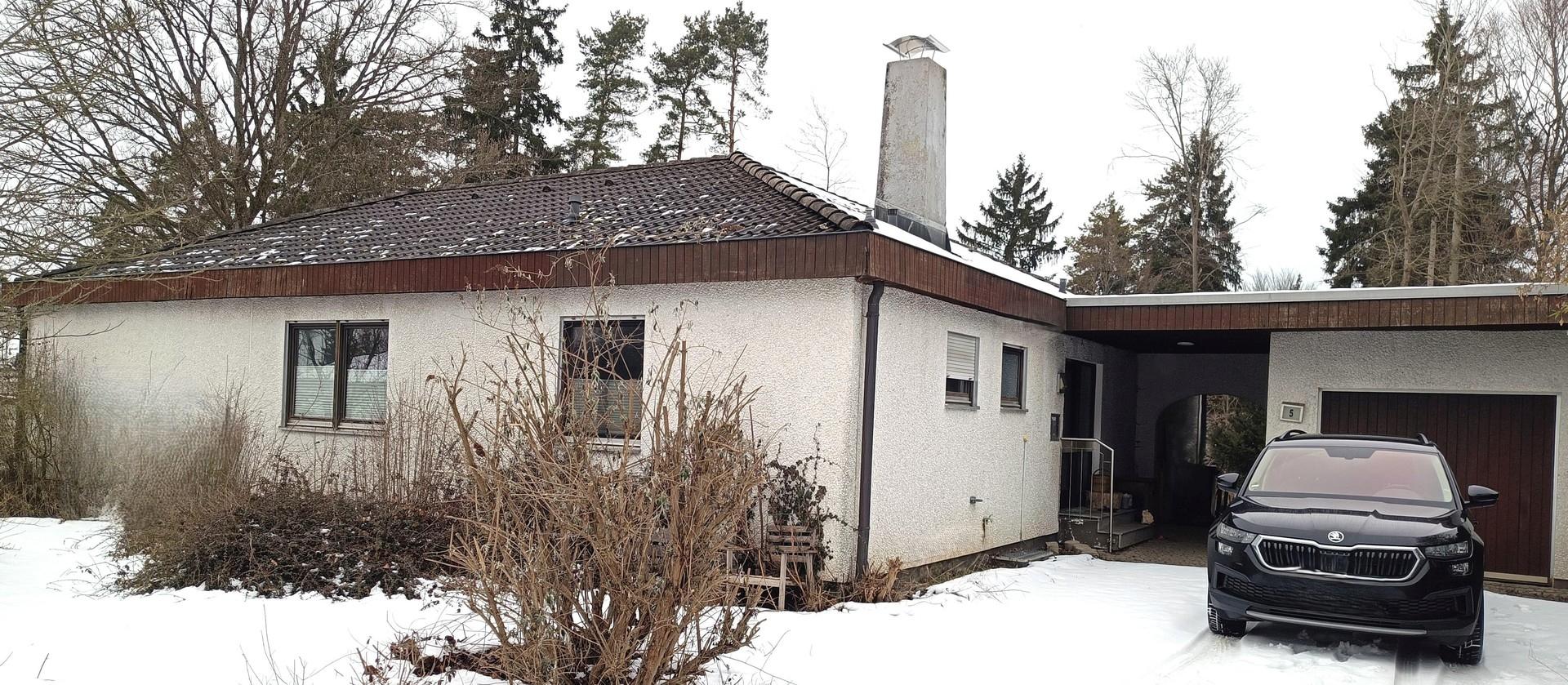 Aussen mit Garage