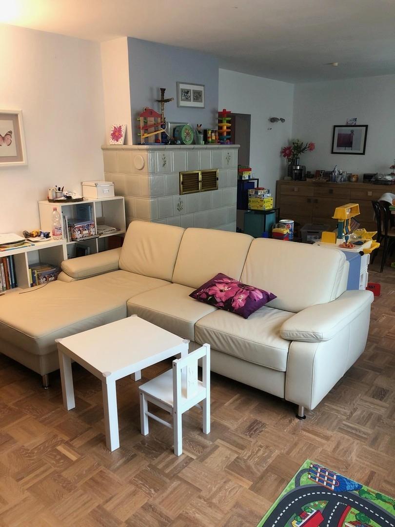 Wohnzimmer mit Kachelofen