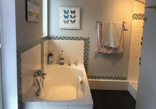 Bad mit Badewanne und Dusche