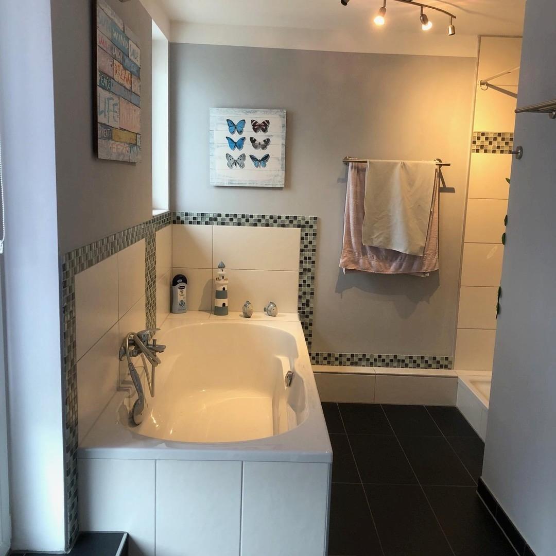 Bad mit Badewanne und Dusche