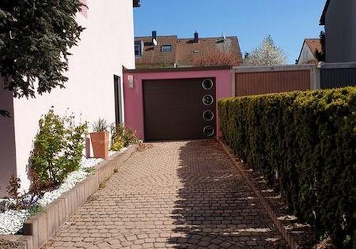 Einfahrt und Garage