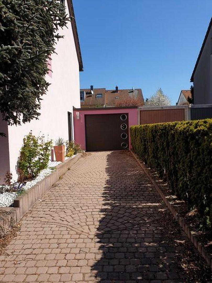Einfahrt und Garage