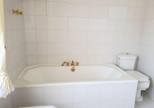 Badezimmer mit Badewanne 1.OG