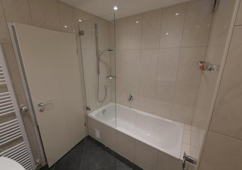 Badewanne mit Duschabtrennung