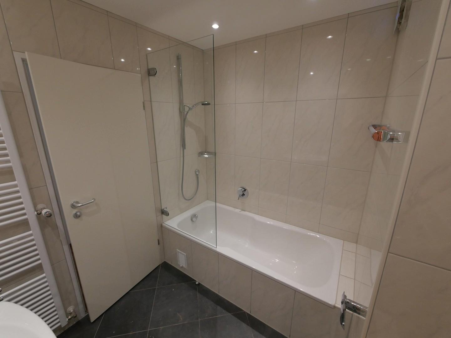 Badewanne mit Duschabtrennung