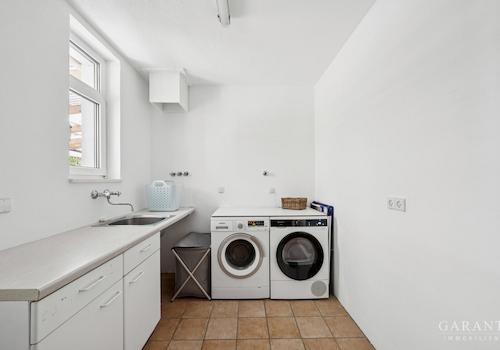 Hauswirtschaftsraum mit Wäscheschacht