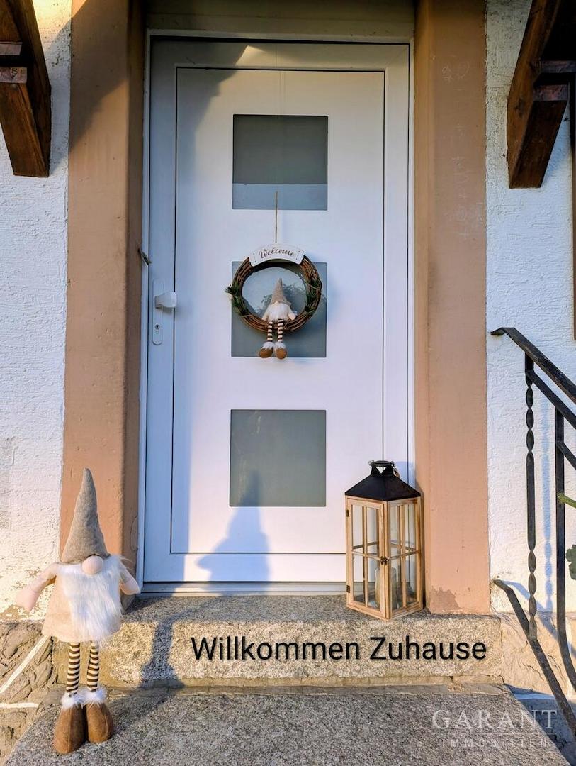 * Einganstür