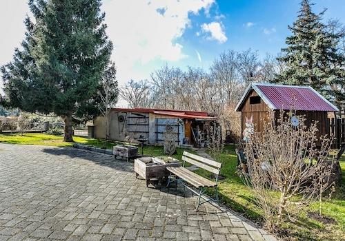 Hof mit Garagen und Spielhaus