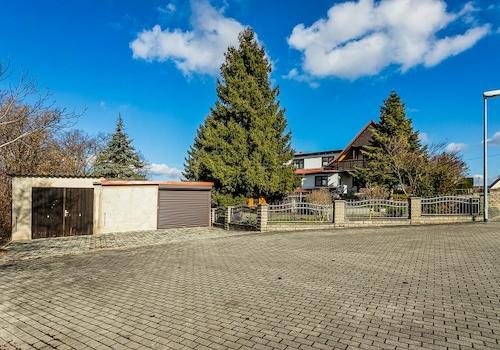 Hausansicht mit Garagen