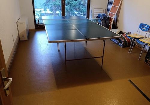 Tischtennistplatte im Keller