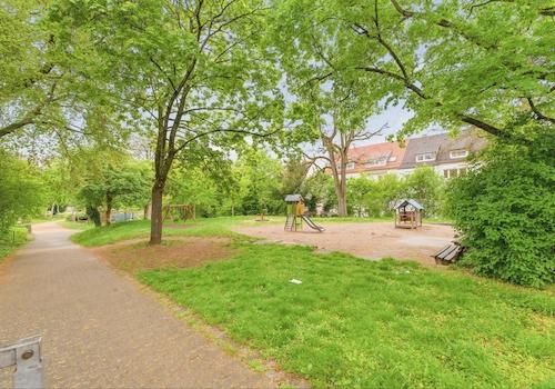 Spielplatz gegenüber