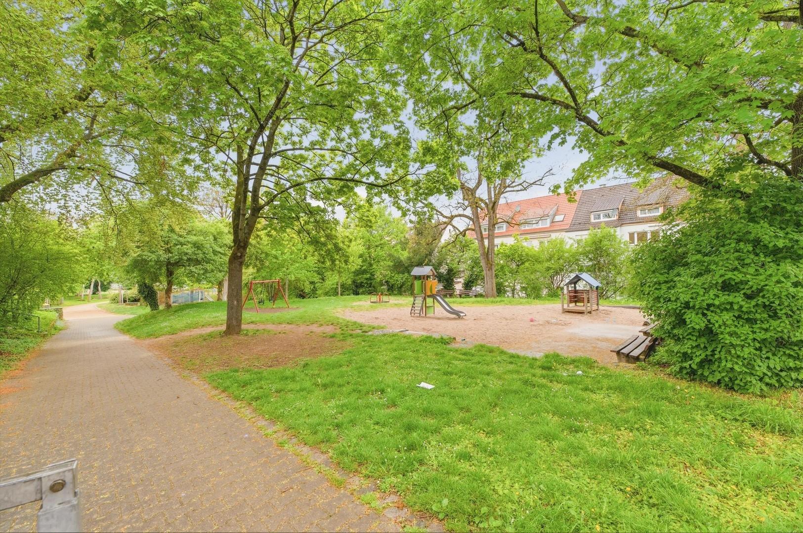 Spielplatz gegenüber
