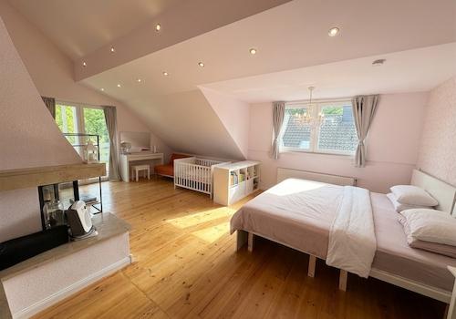 Impressionen Schlafzimmer mit Kamin im Obergeschoß
