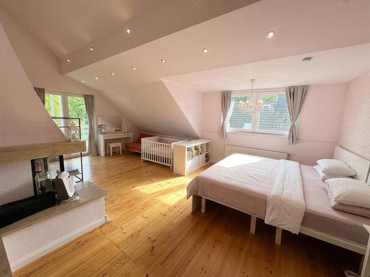 Impressionen Schlafzimmer mit Kamin im Obergeschoß