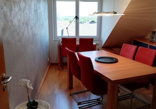 Kinderzimmer zZ als Eßzimmer