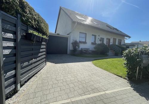 Einfahrt mit Garage