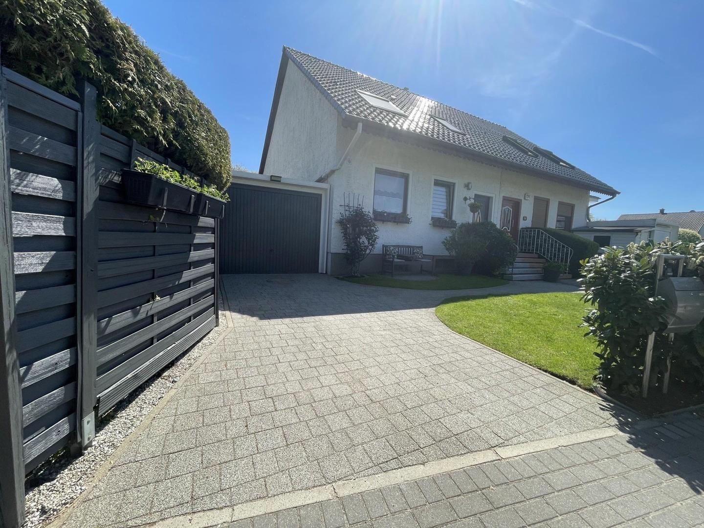 Einfahrt mit Garage