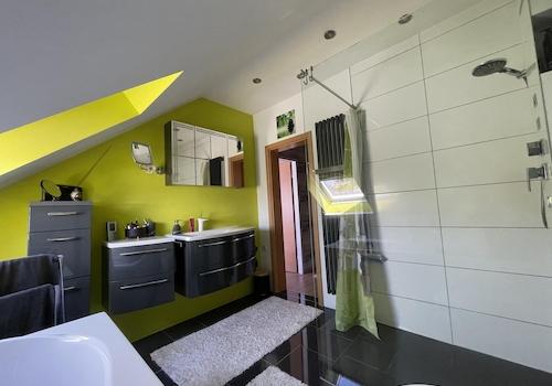 modernes Hauptbadezimmer