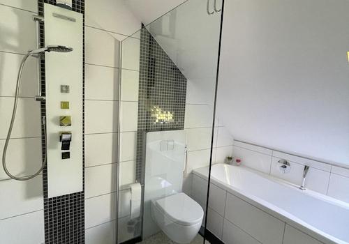 separate Dusche und Wanne