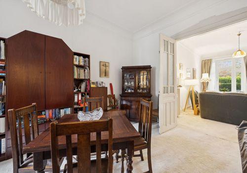 Esszimmer mit Kassettentür zum Wohnzimmer