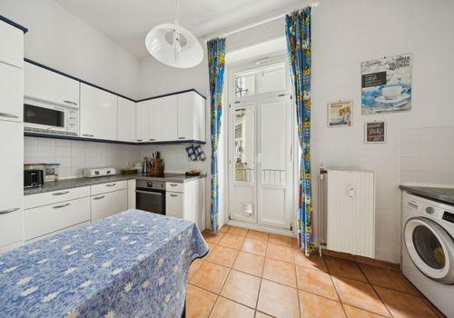 Geräumige Küche mit Essplatz & Balkon