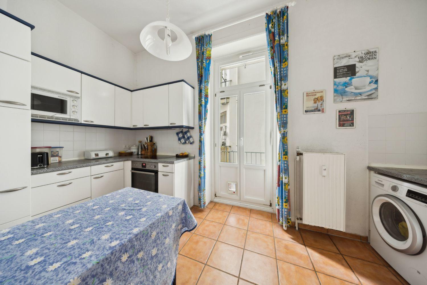 Geräumige Küche mit Essplatz & Balkon