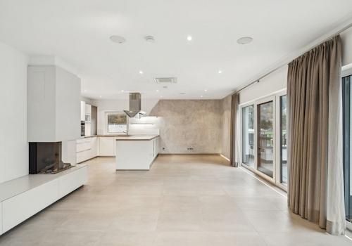 Wohnlandschaft mit Essbereich und Kamin