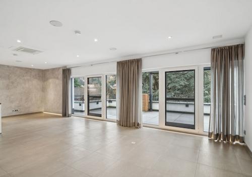Wohn- und Esszimmer mit großer Fensterfront