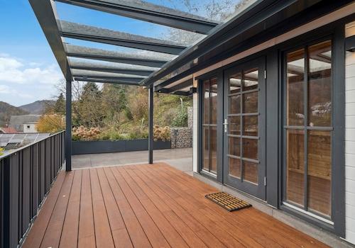 Überdachter Freisitz mit Gartenhaus & Terrasse