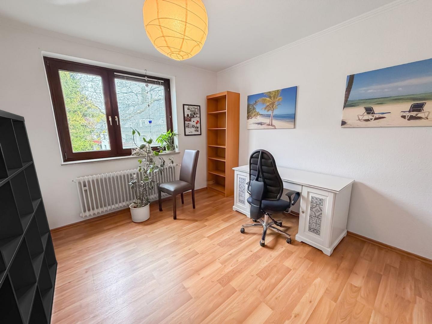 Helles Büro od. Kinderzimmer