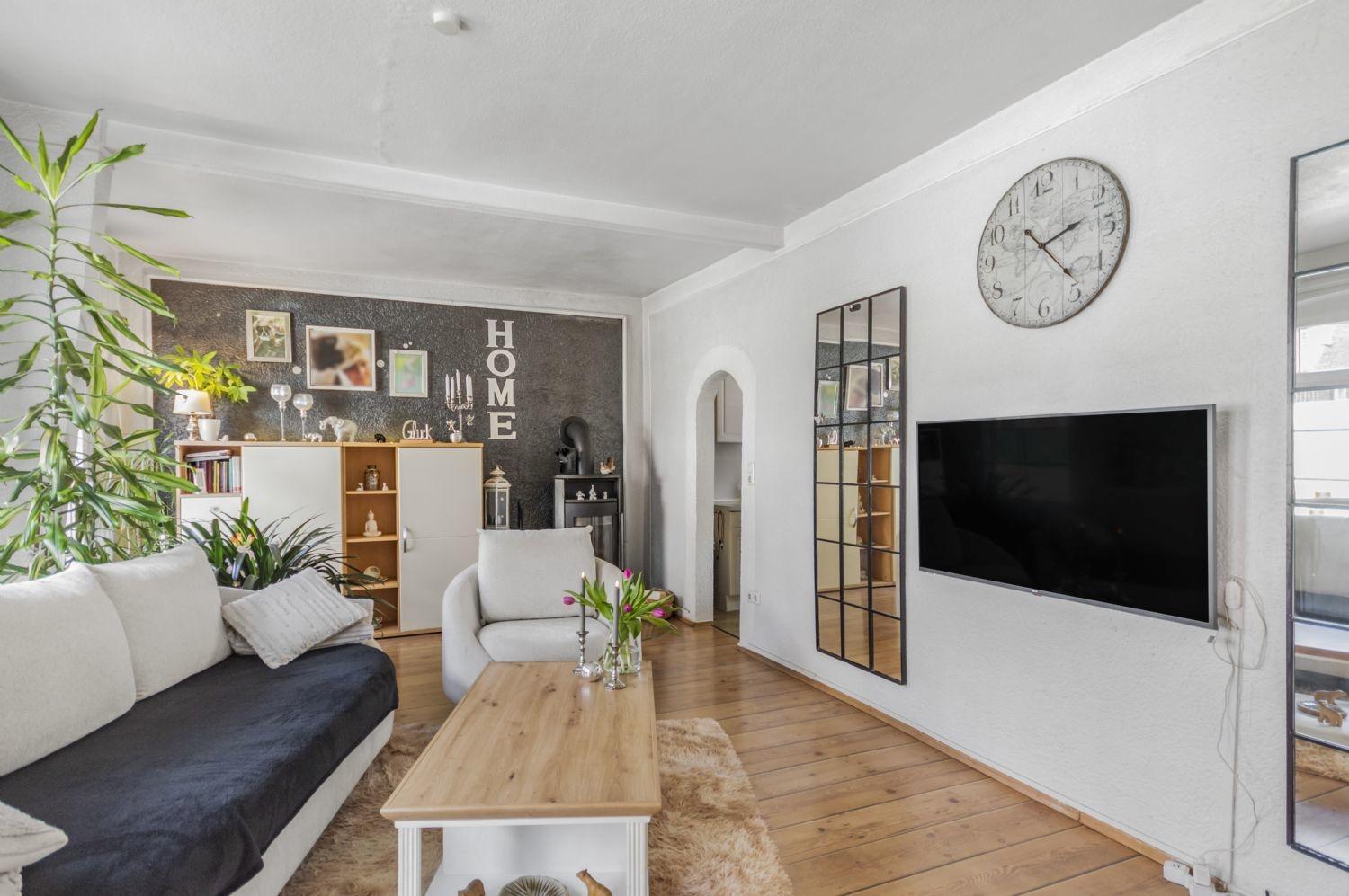 Geräumiges Wohnzimmer mit Küchenzugang