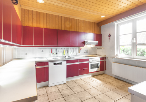 Große Küche mit Fenster