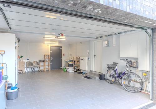 Große Garage mit Zugang zum Haus & Garten