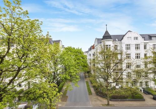Blick vom Balkon zur Straßenseite