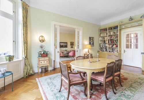 Esszimmer mit Zugang zum Wohnzimmer