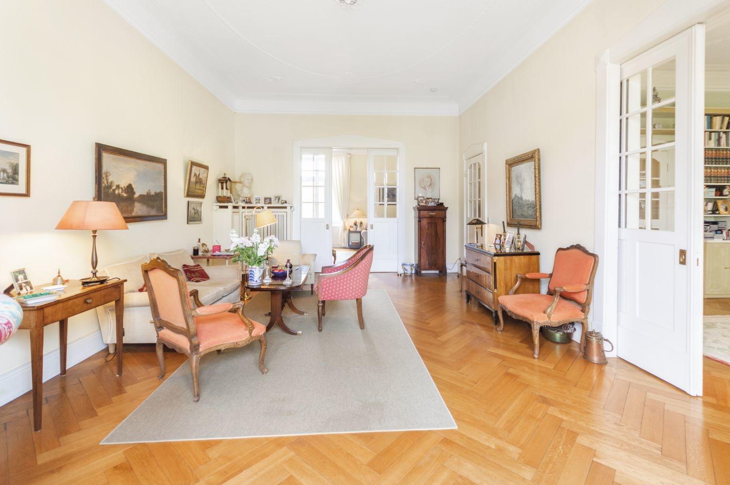 Wohnzimmer mit Zugang zum Büro