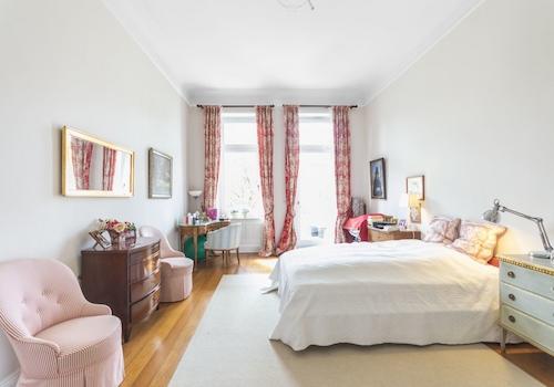 Schlafzimmer mit Zugang zum Balkon