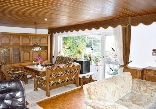geräumiger Wohn-/Essbereich mit Terrassenzugang