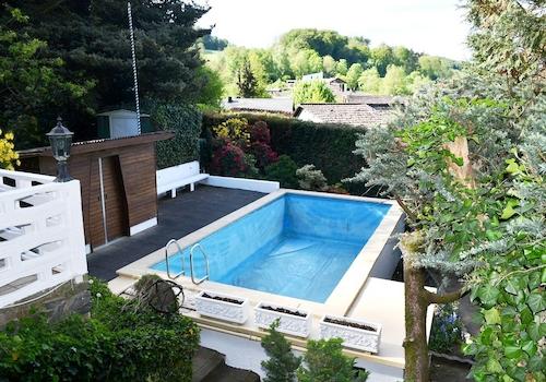 ... mit Blick auf den Pool