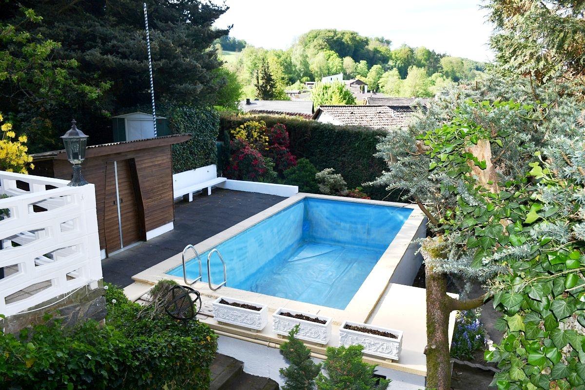 ... mit Blick auf den Pool