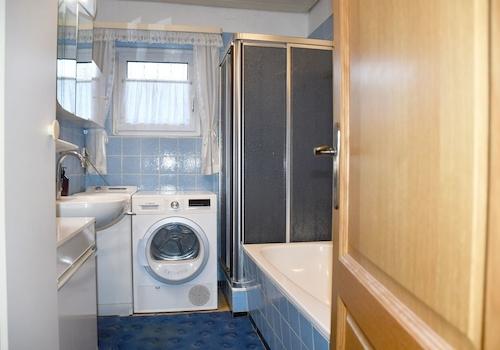 Tageslichtbad mit Wanne und Dusche