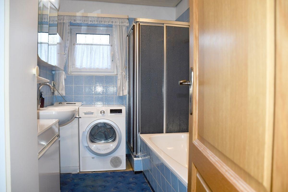 Tageslichtbad mit Wanne und Dusche