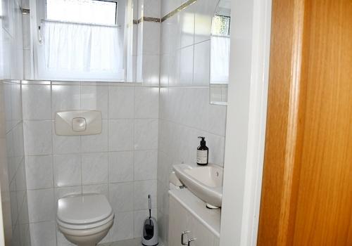 separates WC